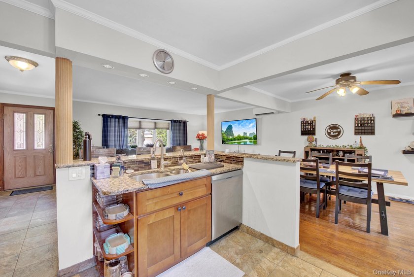 Welcome to this beautifully maintained home nestled in the heart - photo 11