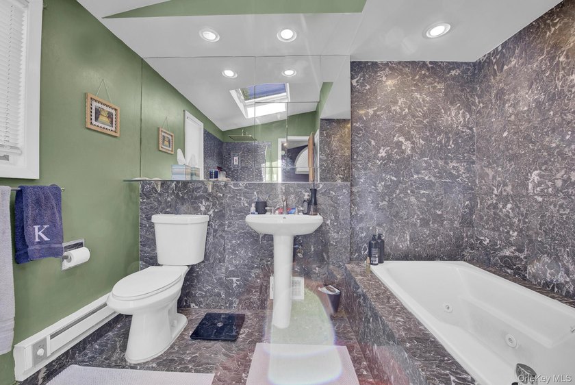 Welcome to this beautifully maintained home nestled in the heart - photo 23