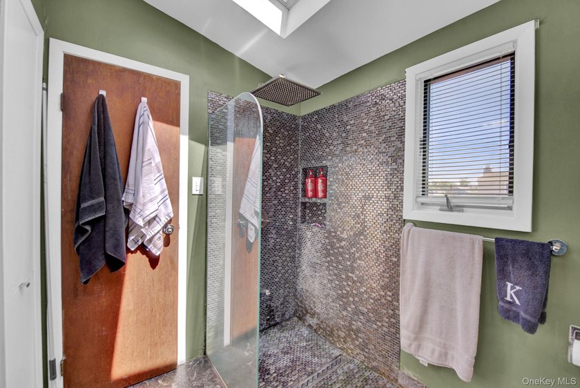 Welcome to this beautifully maintained home nestled in the heart - photo 24