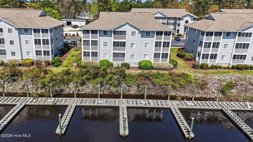 Turn-key 2BR/2BA end unit condo with stunning Intracoastal - photo 2