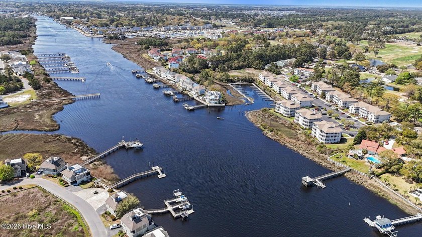 Turn-key 2BR/2BA end unit condo with stunning Intracoastal - photo 4