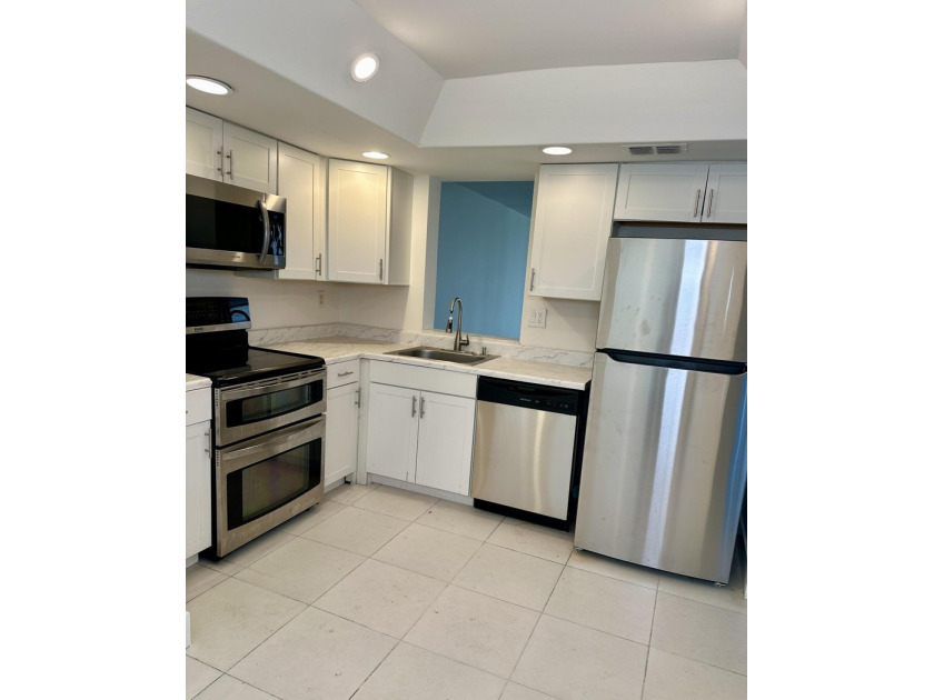 Fully Remodeled 2/2 Corner Unit in Margate! Step into this - photo 2
