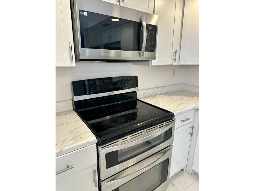 Fully Remodeled 2/2 Corner Unit in Margate! Step into this - photo 3