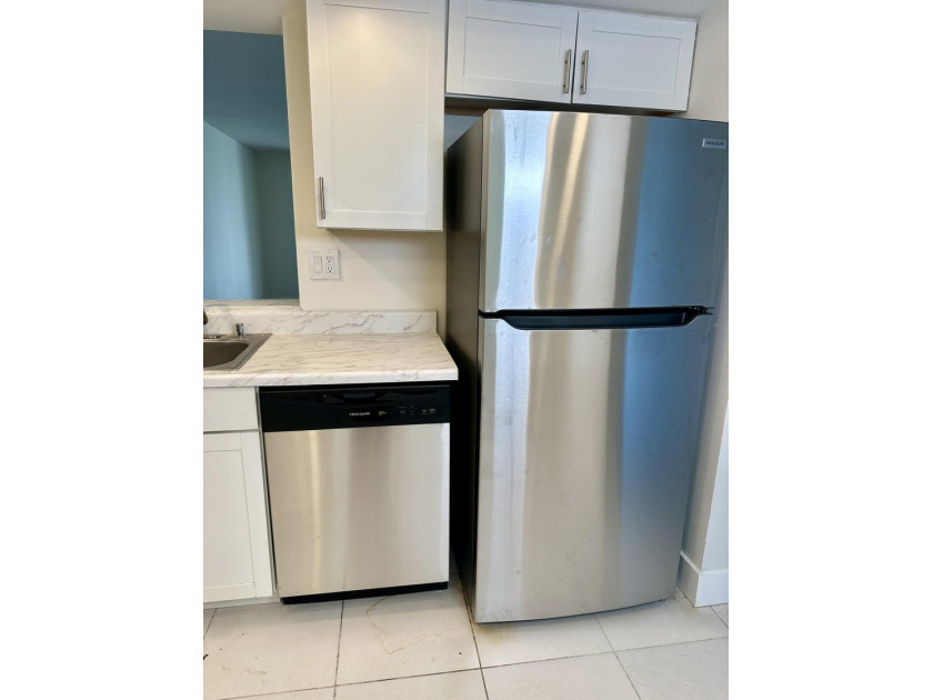 Fully Remodeled 2/2 Corner Unit in Margate! Step into this - photo 4