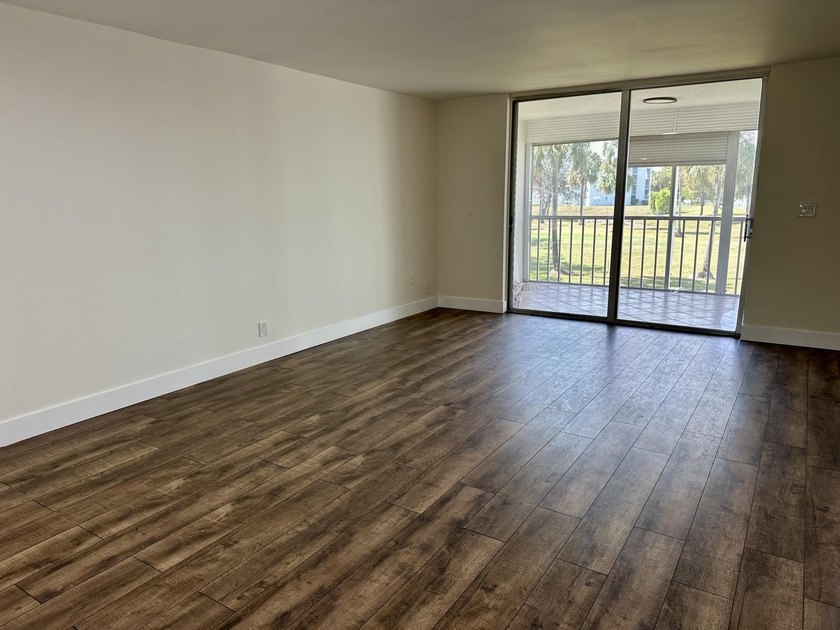 Fully Remodeled 2/2 Corner Unit in Margate! Step into this - photo 5