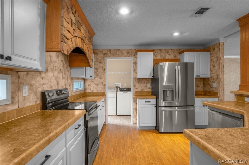AFFORDABLE, UPDATED &amp; MOVE-IN READY! Looking for space - photo 12