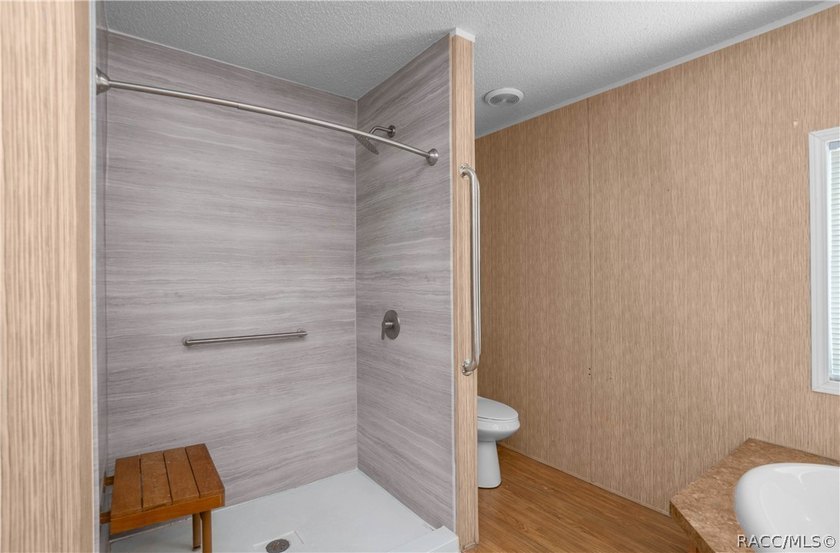 AFFORDABLE, UPDATED &amp; MOVE-IN READY! Looking for space - photo 21