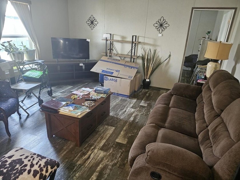 This home is in like new condition in the Sunfish Village mobile - photo 4