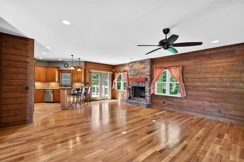 *MOVE-IN READY! Experience lake living at its BEST on Barren - photo 2