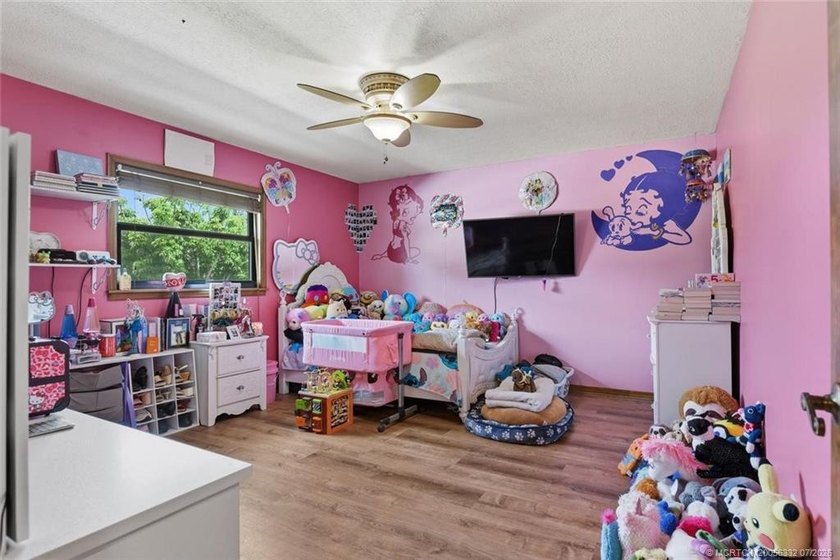 Location! Location! Location! Fantastic Opportunity To Live In - photo 15