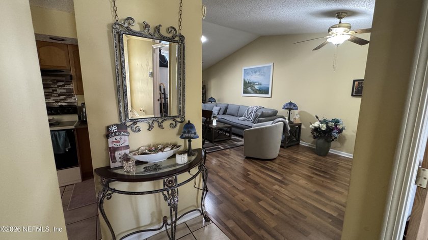 Welcome to your spacious 3 bedroom, 2 bath, one car garage home - photo 11