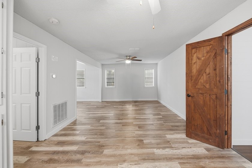 Located just minutes from Lake Somerville, this 2-bedroom - photo 12