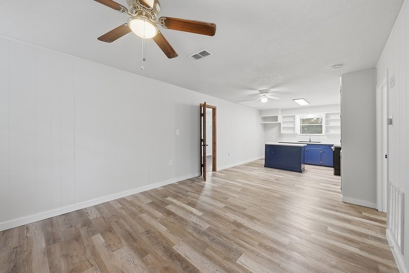 Located just minutes from Lake Somerville, this 2-bedroom - photo 13