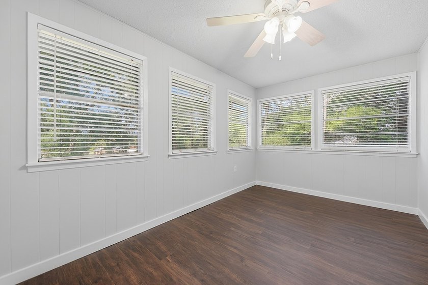 Located just minutes from Lake Somerville, this 2-bedroom - photo 14