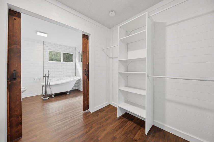 Located just minutes from Lake Somerville, this 2-bedroom - photo 18