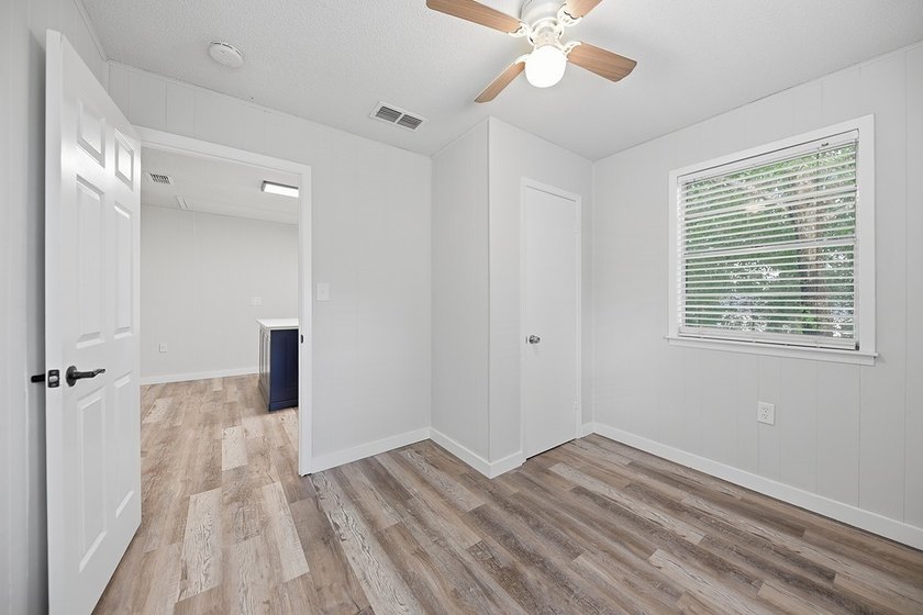 Located just minutes from Lake Somerville, this 2-bedroom - photo 21