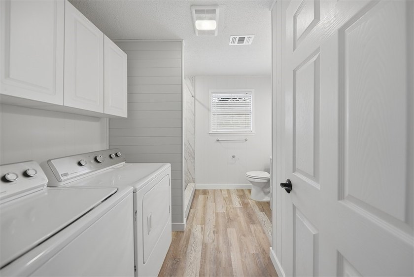 Located just minutes from Lake Somerville, this 2-bedroom - photo 22