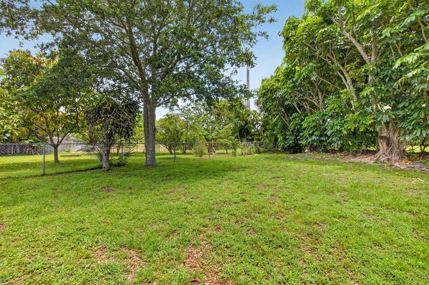 Welcome home to this beautifully updated 3 bedroom 2 bathroom - photo 23