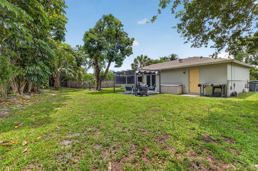 Welcome home to this beautifully updated 3 bedroom 2 bathroom - photo 24