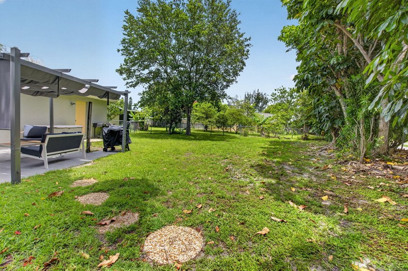 Welcome home to this beautifully updated 3 bedroom 2 bathroom - photo 25