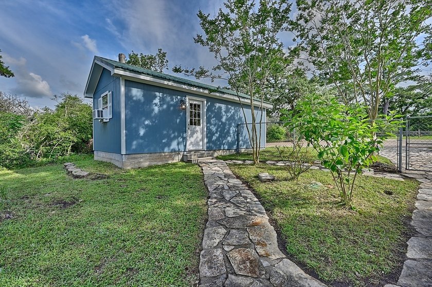 Located just minutes from Lake Somerville, this 2-bedroom - photo 25