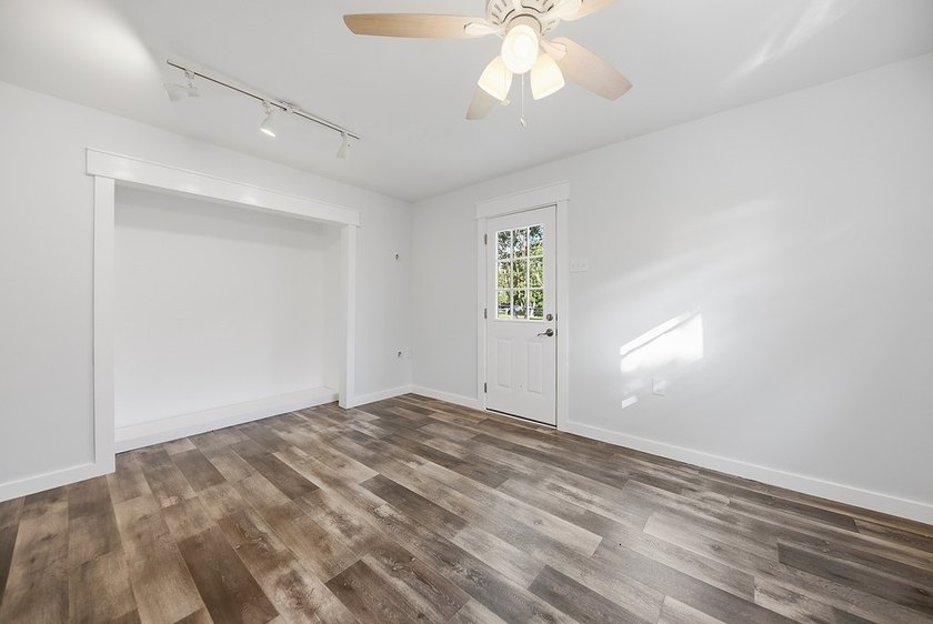 Located just minutes from Lake Somerville, this 2-bedroom - photo 26