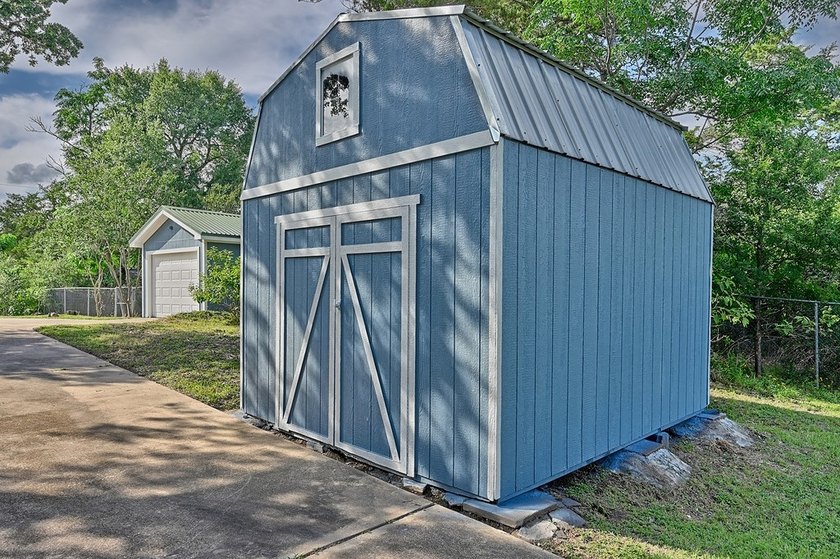 Located just minutes from Lake Somerville, this 2-bedroom - photo 29