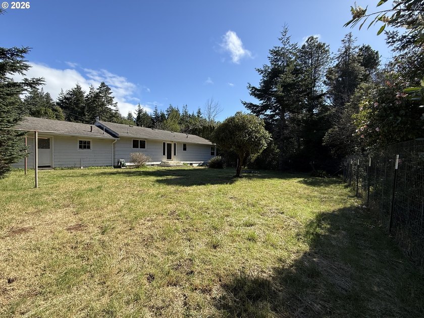 END OF ROAD PRIVACY!! Charming 3 bedroom 1 1/2 bath home located - photo 23
