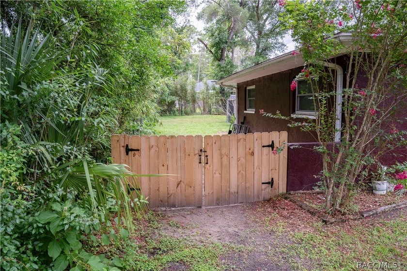 Beautifully maintained 4-bedroom, 2-bath pool home in the - photo 25