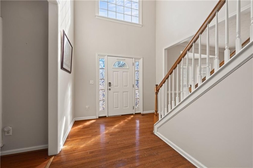 Elegant and spacious 5-bedroom, 2.5-bath residence located in a - photo 3