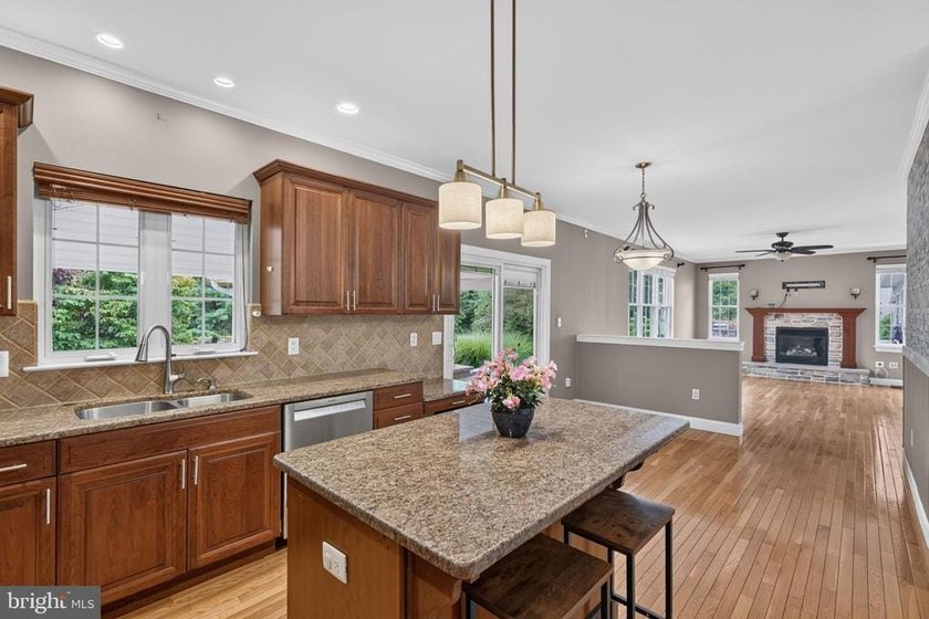Beautifully maintained 4-Bedroom home on close to a half acre - photo 14