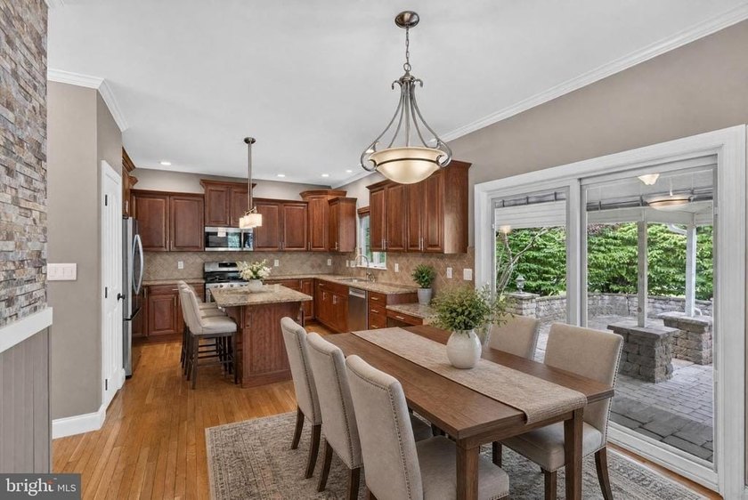 Beautifully maintained 4-Bedroom home on close to a half acre - photo 17