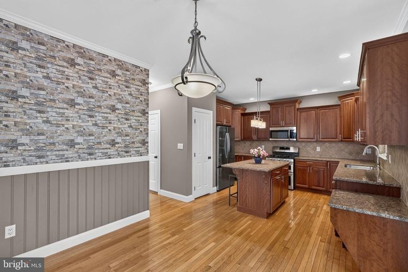 Beautifully maintained 4-Bedroom home on close to a half acre - photo 19