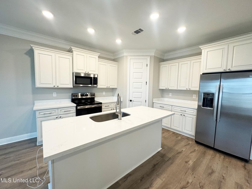 Like-new and fully move-in ready. Located on a large corner lot - photo 19