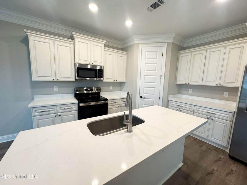 Like-new and fully move-in ready. Located on a large corner lot - photo 20