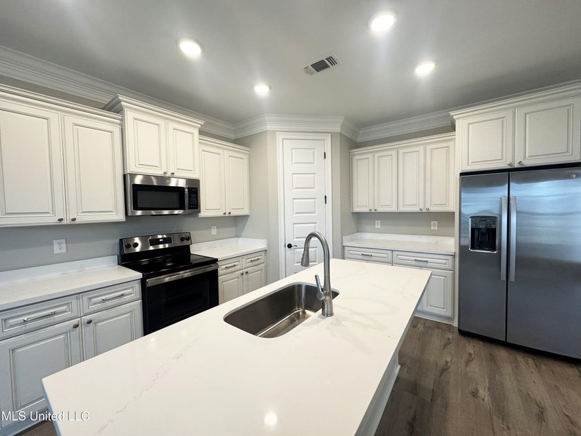 Like-new and fully move-in ready. Located on a large corner lot - photo 21