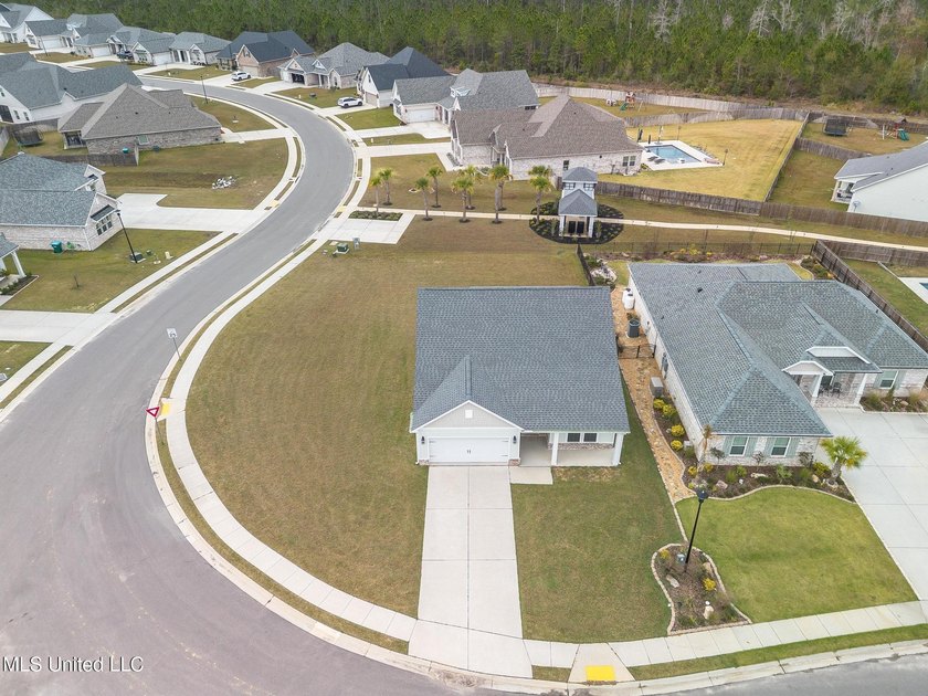 Like-new and fully move-in ready. Located on a large corner lot - photo 25