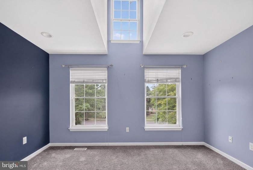 Beautifully maintained 4-Bedroom home on close to a half acre - photo 36