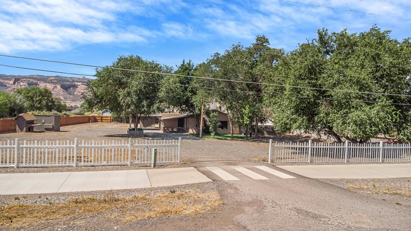 Welcome to your own private retreat! Situated on a fully fenced - photo 2