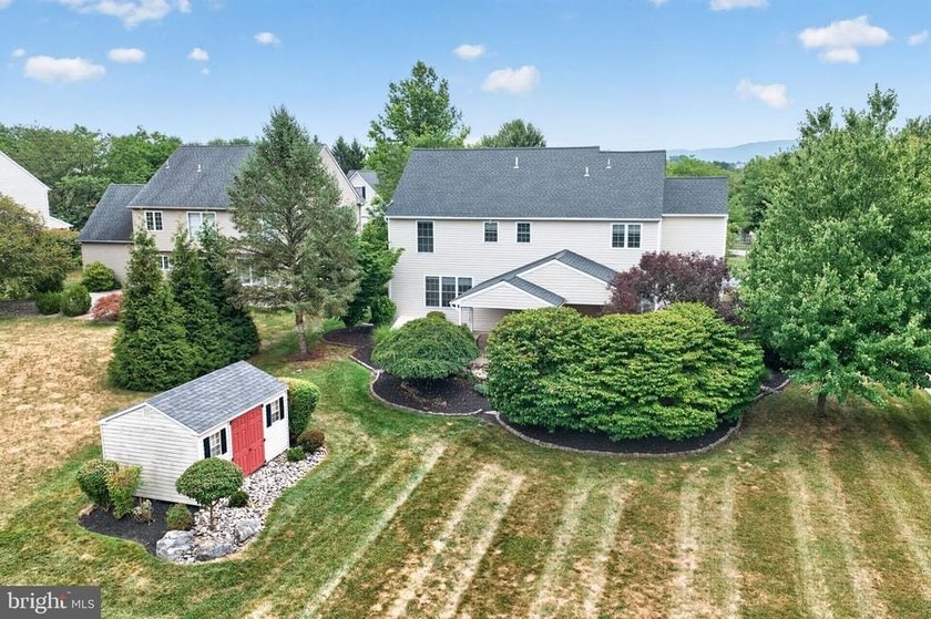 Beautifully maintained 4-Bedroom home on close to a half acre - photo 48