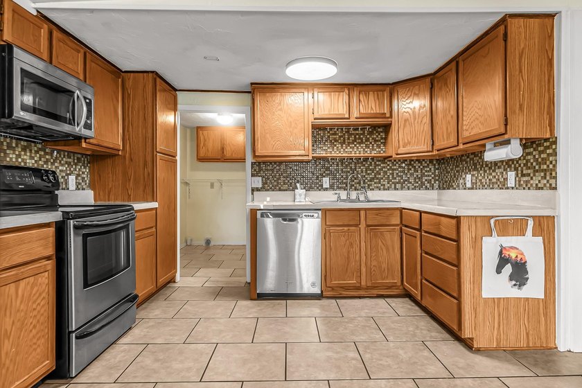 Welcome to your own private retreat! Situated on a fully fenced - photo 8
