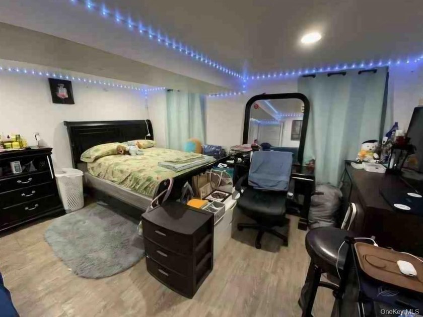This THree bedroom home is in great condition . Ready to move in - photo 5