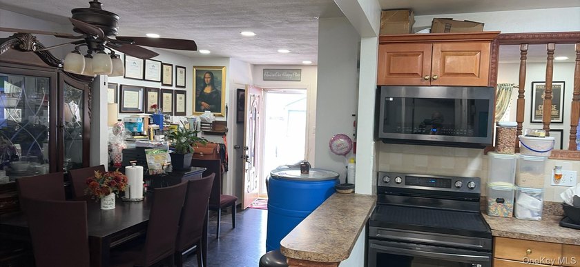 This THree bedroom home is in great condition . Ready to move in - photo 8