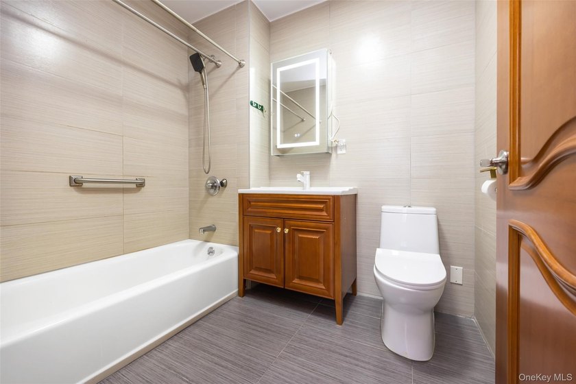 Flushing newerly elevator condominium- spacious 2-bedroom - photo 4