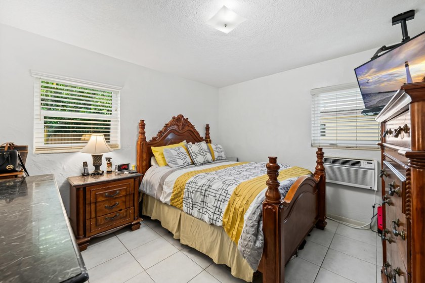 Beautifully maintained 3-bedroom, 2-bathroom one-story home - photo 11
