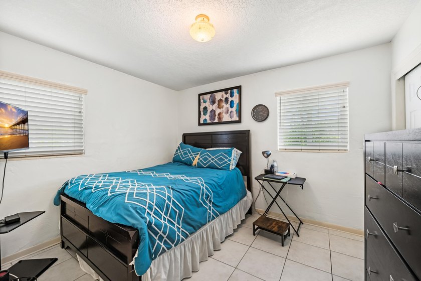 Beautifully maintained 3-bedroom, 2-bathroom one-story home - photo 13