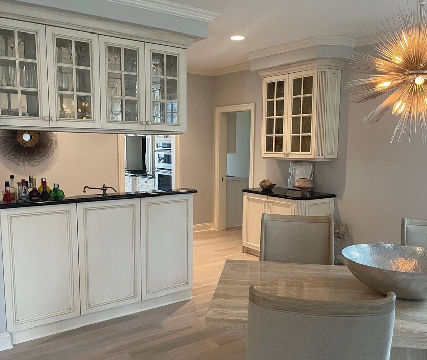 This beautiful custom-built home in the famed Bell Estate - photo 7