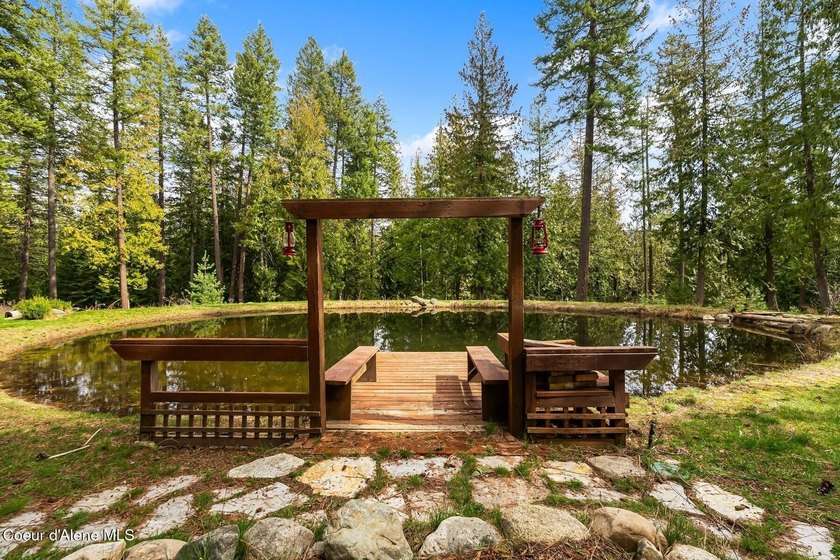 PRIVATE SANCTUARY CLOSE TO TOWN. Imagine living in a beautiful - photo 3