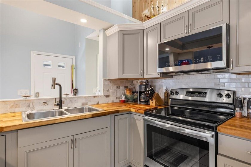 Beautiful 2 bedroom, 2 bathroom home featuring a brand new 2026 - photo 11