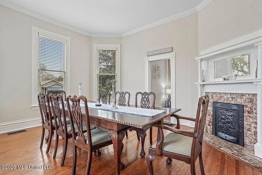 Experience the perfect blend of timeless Victorian elegance and - photo 20